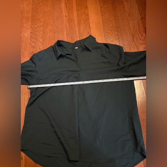 Uniqlo Forest Green Rayon Skipper Collar 3/4 Sleeved Blouse. Size large. - Picture 4 of 7